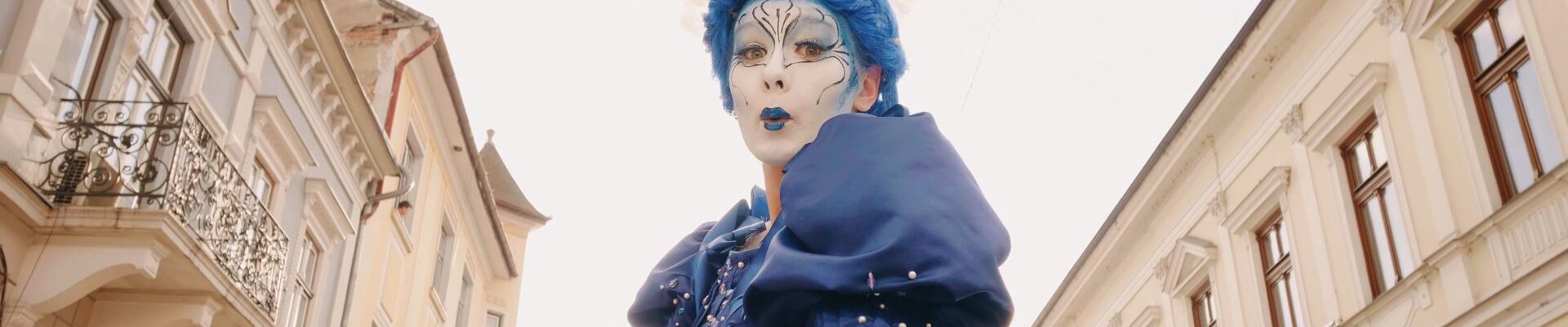 Interactive-Bubble-Act-Wearing Fantasy-Makeup