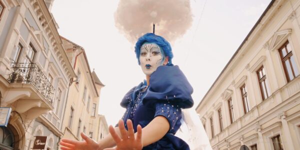 Interactive-Bubble-Act-Wearing Fantasy-Makeup