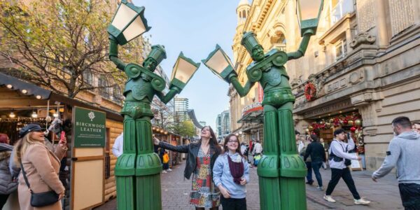 LED-Walkabout-Entertainer-Interacting-With-Crowd