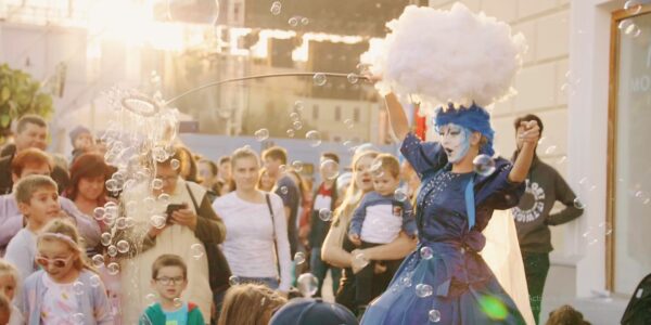 Living-Art-Roaming-Characters-Interacting-With-Crowds