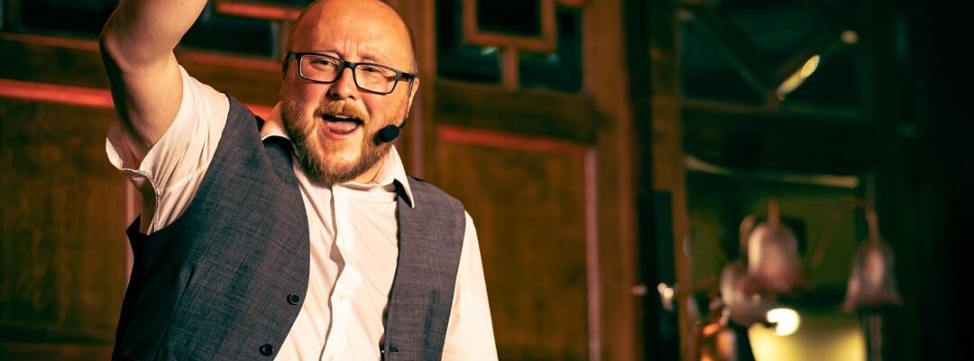 Pub-Singers-To-Hire-Raiisng-Glass-Of-Beer