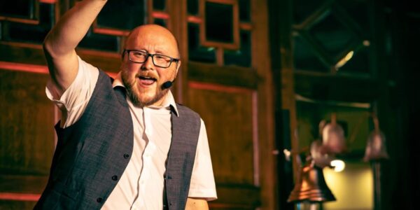 Pub-Singers-To-Hire-Raiisng-Glass-Of-Beer