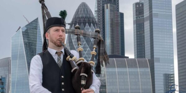 Scottish-Bagpipe-Player-In-London