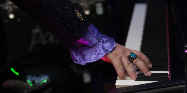 Elton-John-Impersonator-With-Piano