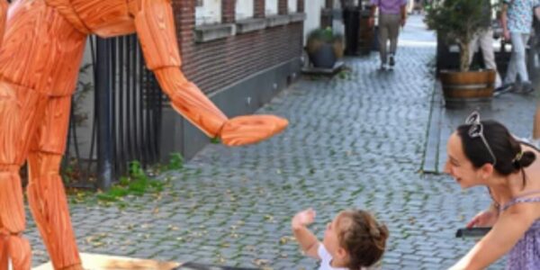 Interactive-Living-wooden-Statue
