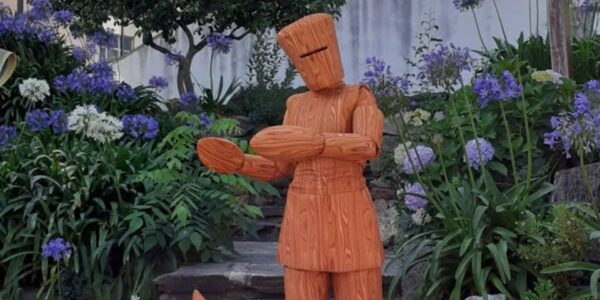 Walkabout-wooden-Men-At-Outdoor-Event