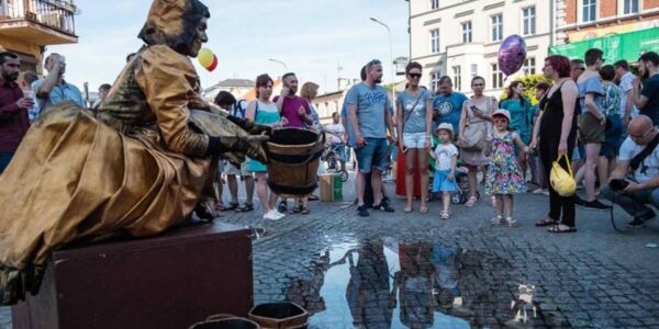 Fantacy-Living-Statue-At-Public-Event