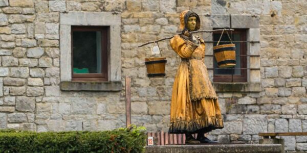 Human-Water-Maiden-Statue-Performer