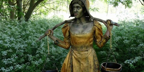 Living-Medeival-Statue