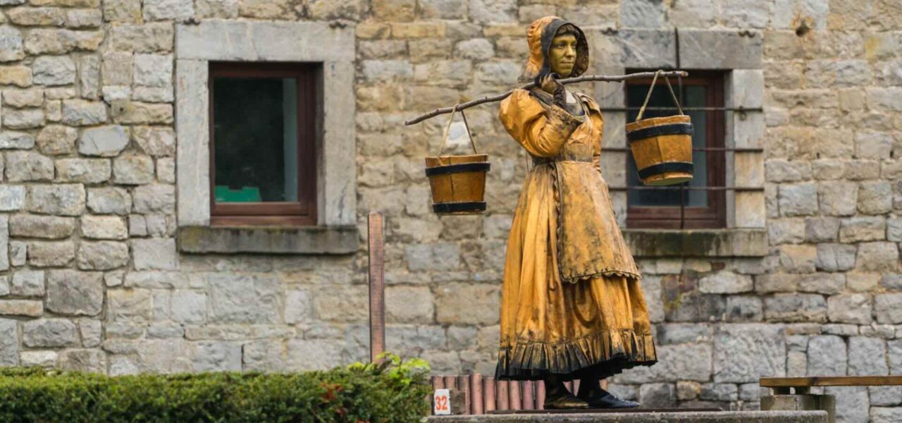 Human-Water-Maiden-Statue-Performer