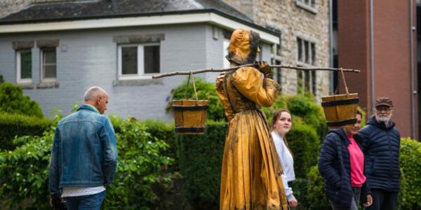 Walkabout-Fantacy-Statue-Interacting-with-guests