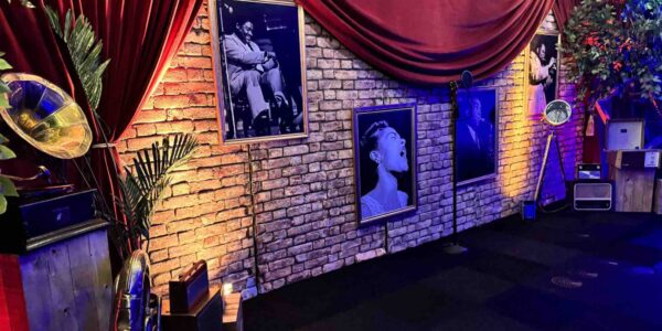 We created this 1920s inspired Jazz inspired entry wall for this large scale corporate gala dinner.