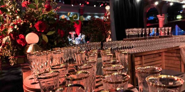 We can use opulent glass wear so guests feel like true VIPs at your 1920s theme event.