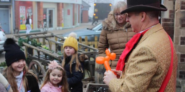 Balloon-Entertainer-At-Christmas-Event