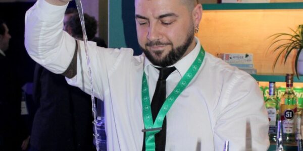Cocktail-Mobile-Bar-Hire-Mixologist