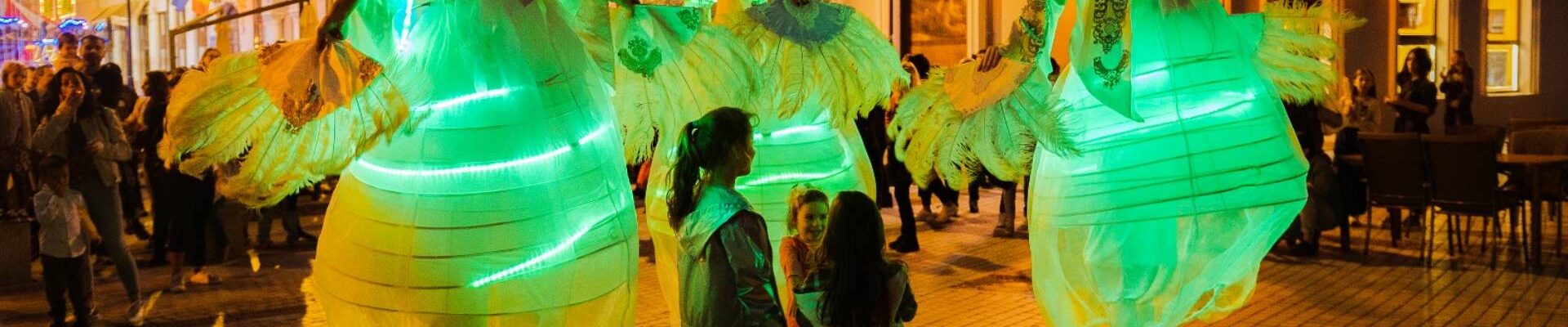 Crowd-Watching- Stilt-LED-Light-Walkers