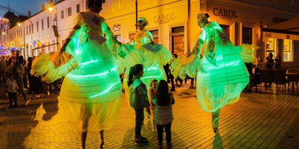 Crowd-Watching- Stilt-LED-Light-Walkers