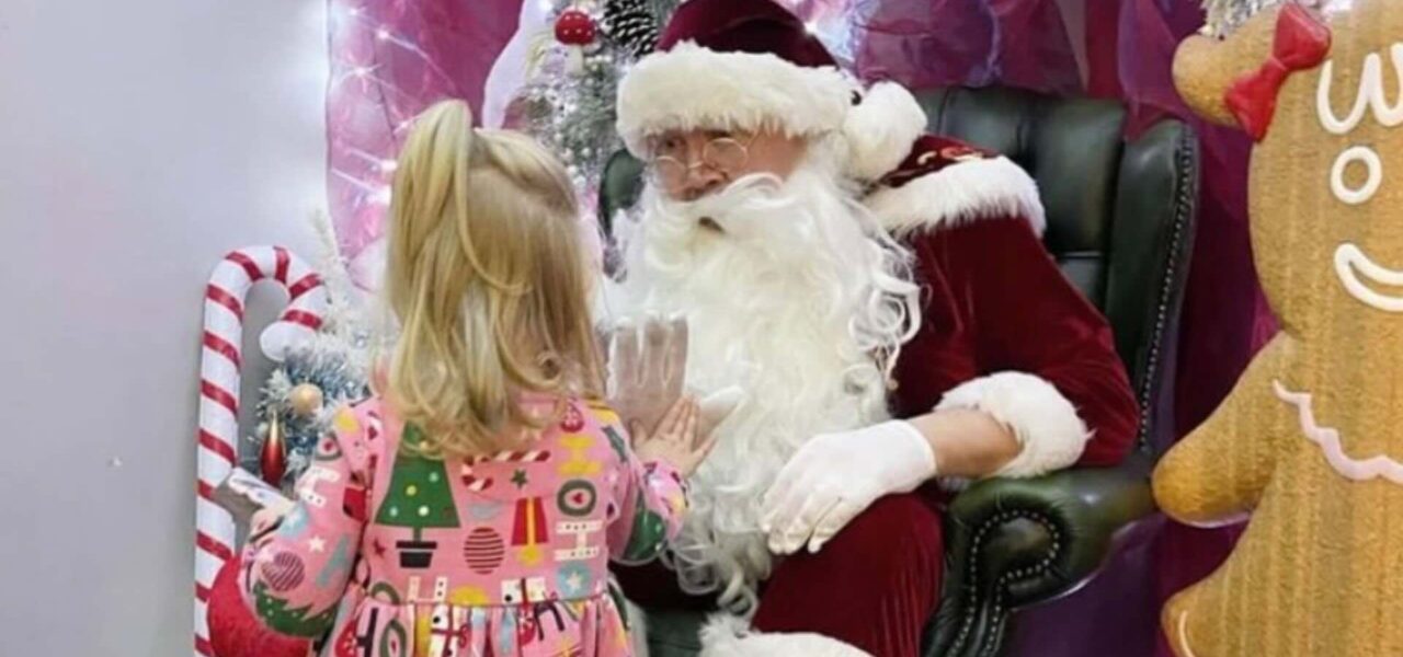 Father-Christmas-Performer-With-Child