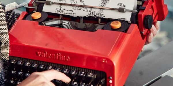 Live-Typewriter-Artist-Creating-London-Bridge-Scene