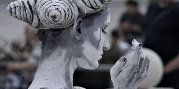 Living-Statue