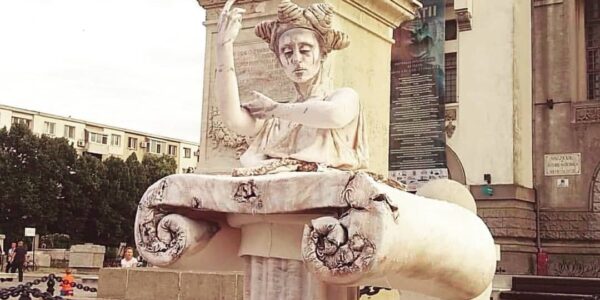 Posed-Living-Statue-On-The-Street