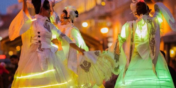 Stilt-LED-Light-Walker-Performing-To-Crowd-In-The-Street
