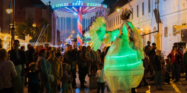Stilt-LED-Light-Walkers-Performing
