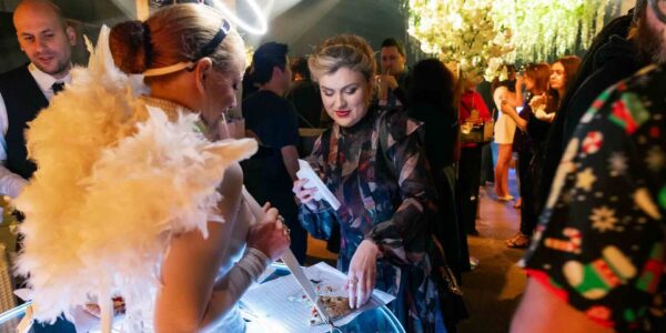 LED-Roaming-Tables-Serving-Food