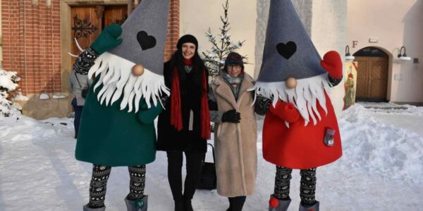 Christmas Gnomes-Posing-Snowy-Scene-Walkabout-Entertainment