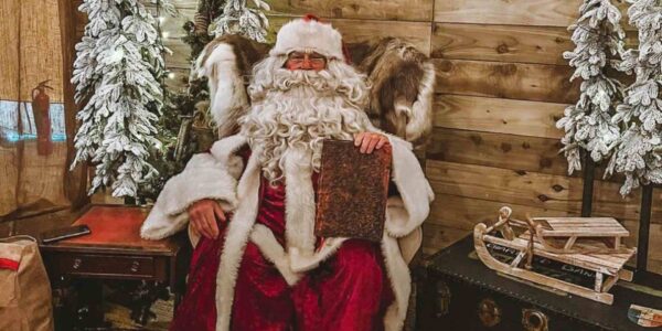 Classic-Father-Christmas-Wooden-Cabin-Grotto