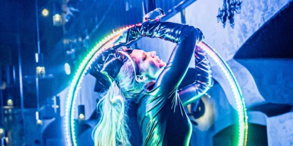 LED-Hoop-Aerial-Performer-Blue-Hoop