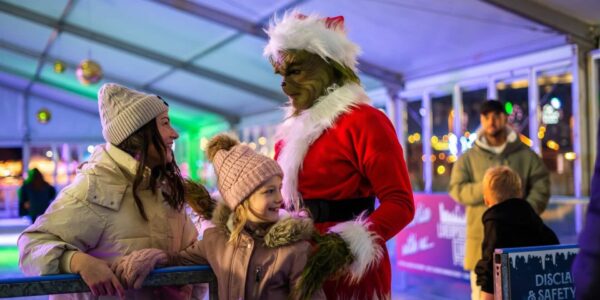 The-Grinch-Performer-Meeting-Families