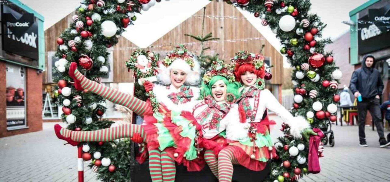 Festive-Elves-Sitting-In-Wreath