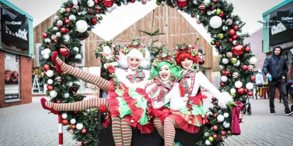 Festive-Elves-Sitting-In-Wreath