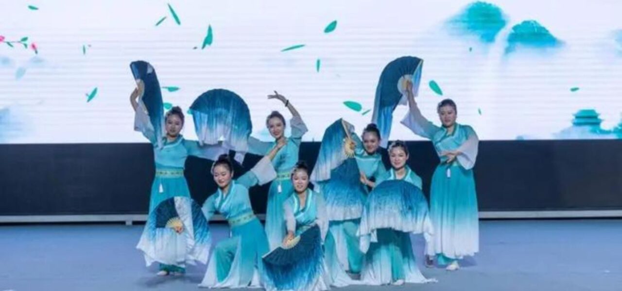 Traditional-Chinese-New-Year-Dancers