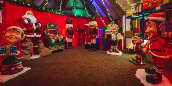 Christmas-Toyland-Grotto-Setup