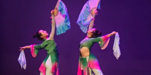 Traditional-Chinese-Dancers-Elegant-Performance