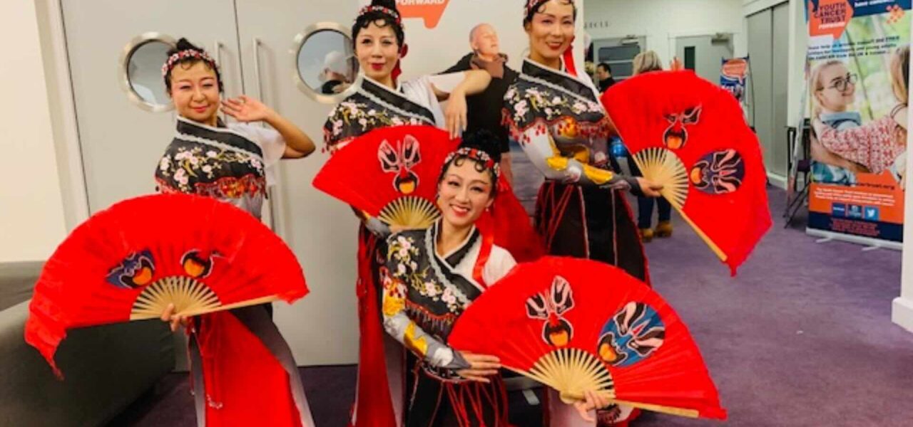 Traditional-Chinese-Dancers-Posing