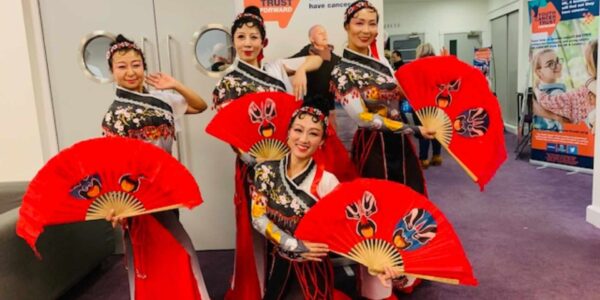 Traditional-Chinese-Dancers-Posing