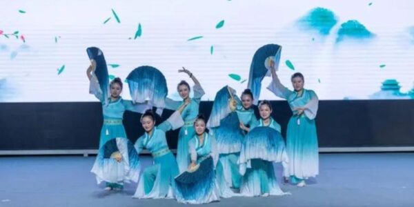 Traditional-Chinese-New-Year-Dancers