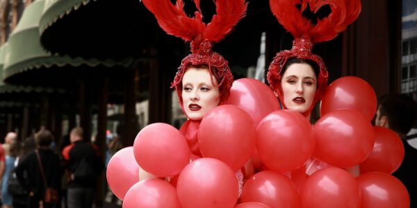 Balloon-popping-Burlesque-Show-performers