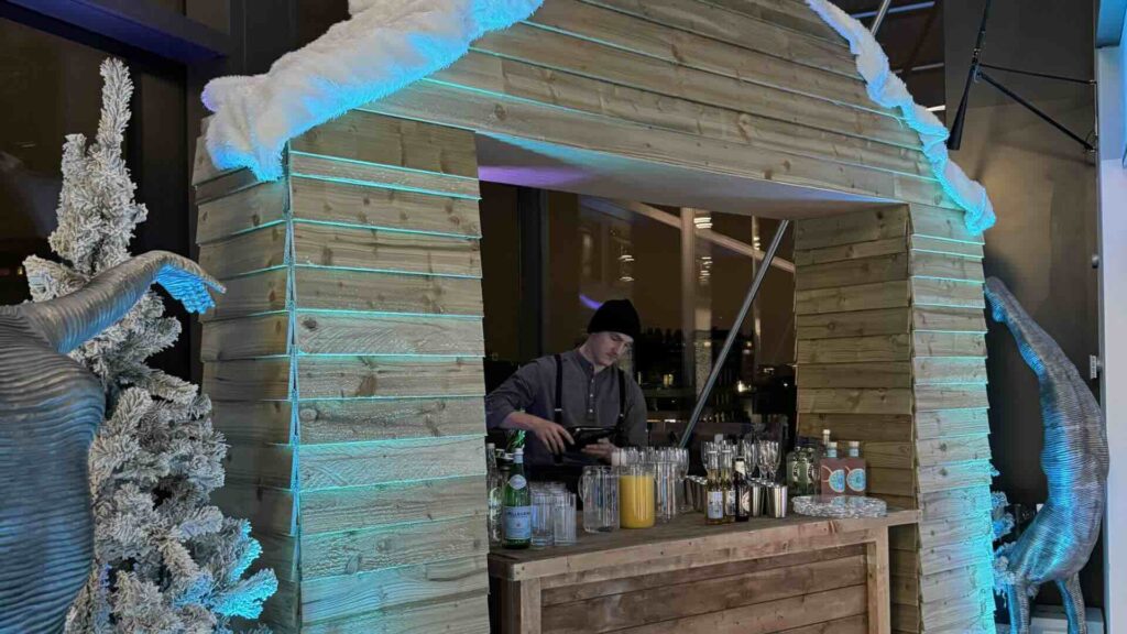 A striking outdoor bar with Christmas decor