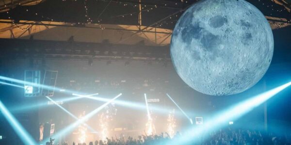 Bespoke-Inflatables-and-Hot-Air-Balloons-live-show-festival