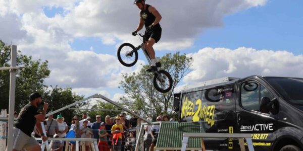 extreme-mountain-bike-show-jumping-summer-event