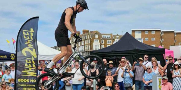 extreme-mountain-bike-show-summer-crowd