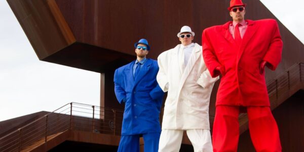 Colourful-Agent-Stilt-Walkers-Themed-Events