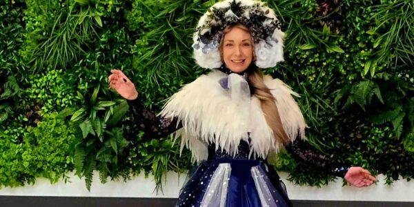 Carol-Singer-Stilt-Walker-Shopping-Centre-Events