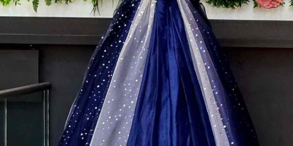 Christmas-Carol-Stilt-Walking-Performer