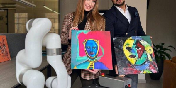 Clients-Holding-Live-Paintings-By-Robot