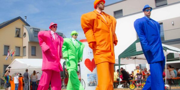 Colourful-Agent-Stilt-Walkers-festivals